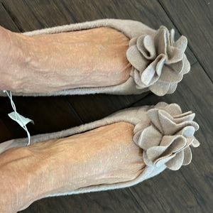 NWT Gap womens slippers size 8 with carry bag